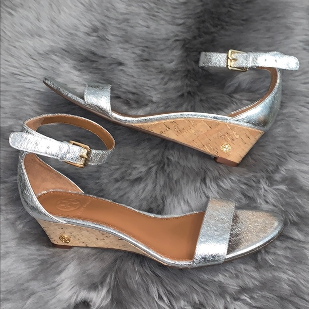 Tory Burch Silver Savannah Metallic Wedge Sz 7.5